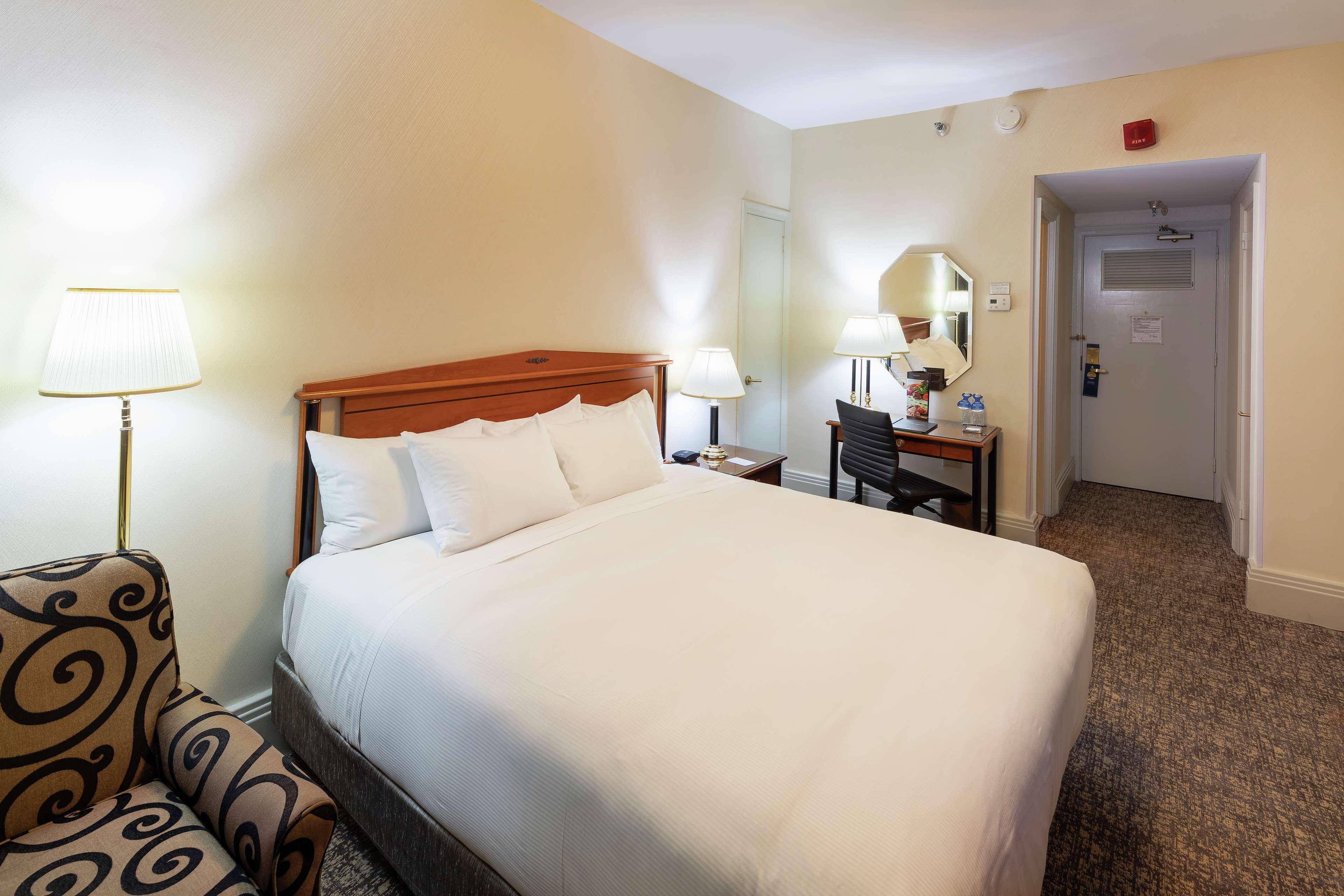 Hilton Netherland Plaza Hotel 4*