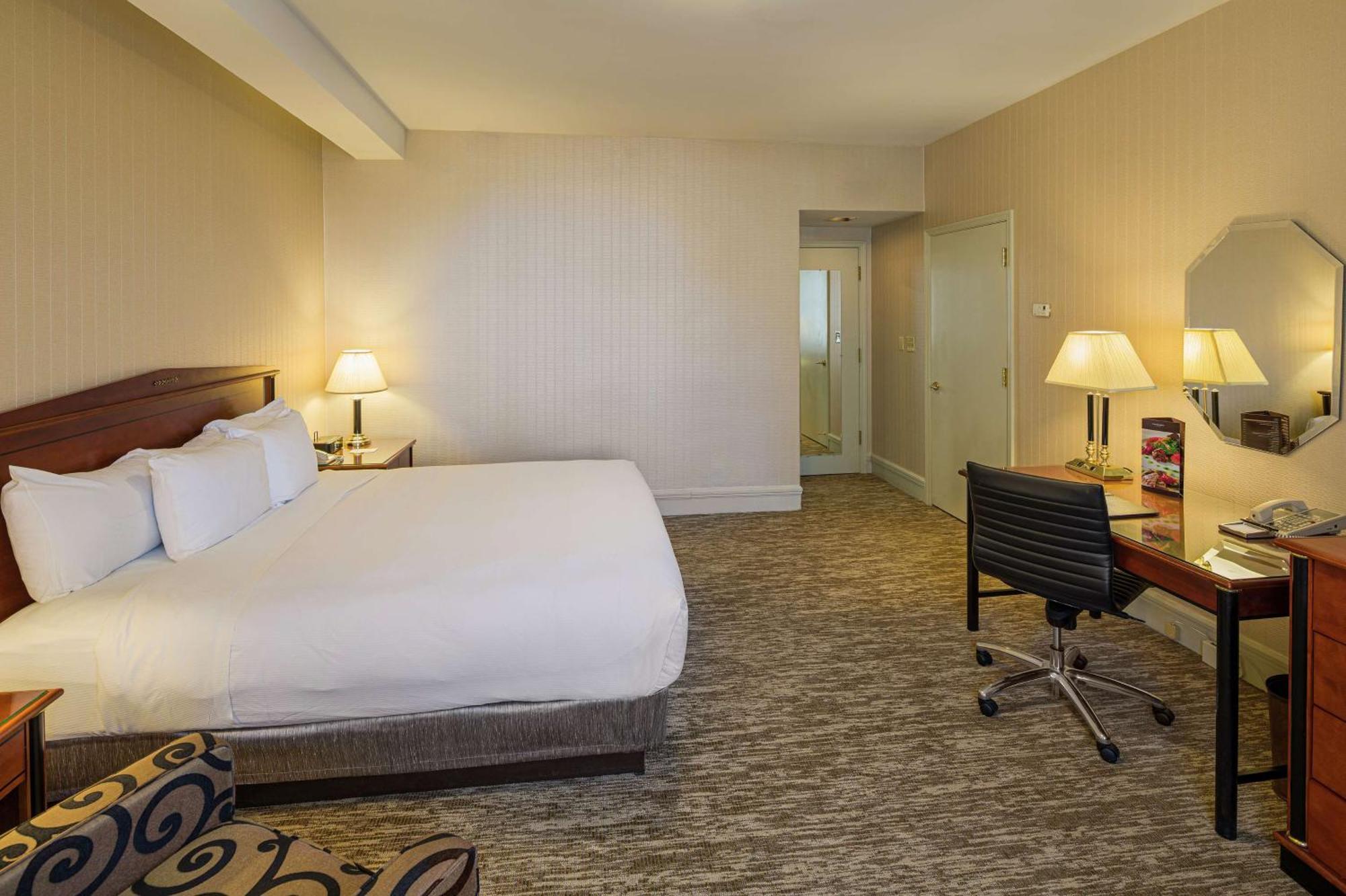 Hilton Netherland Plaza 4*